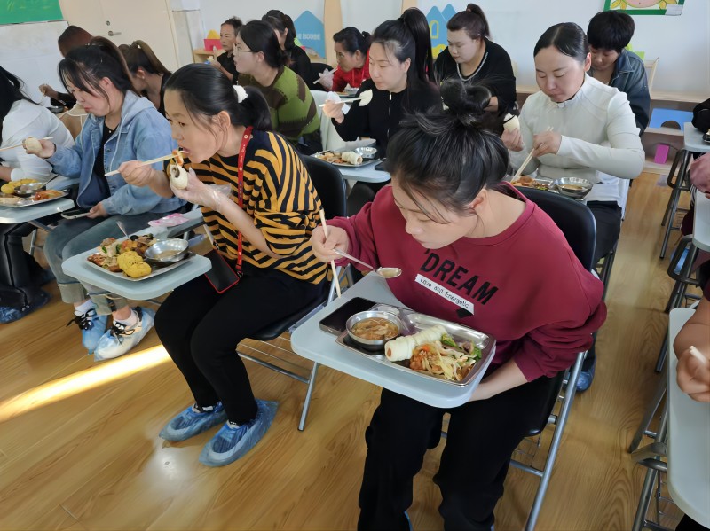 4.家长代表品尝.jpg