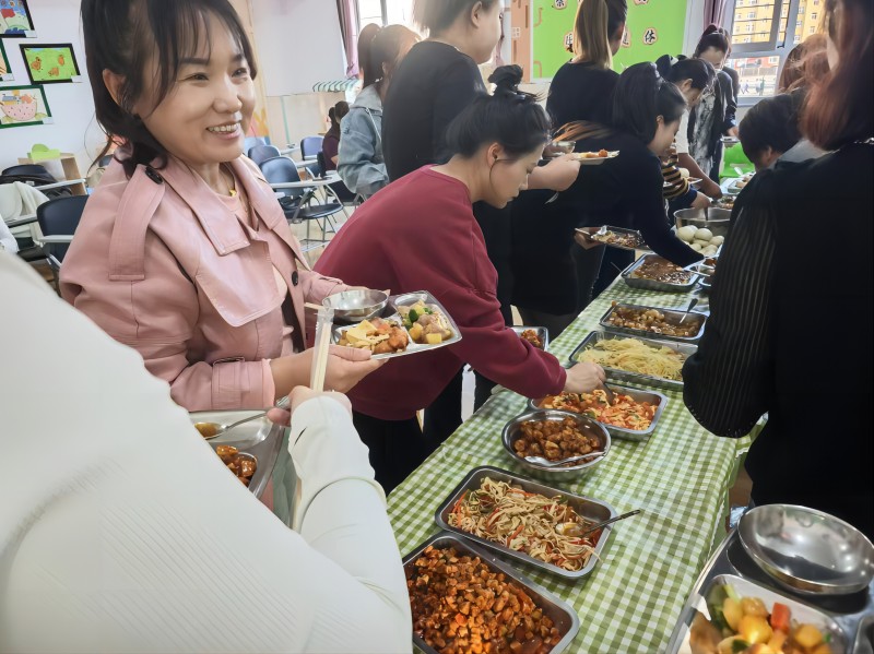 3.家长代表取餐.jpg