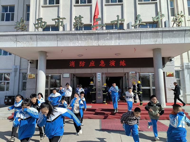 1、学生有序逃生.jpg