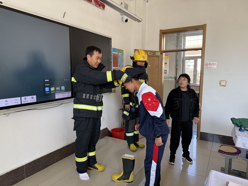 4、学生体验消防装备.jpg