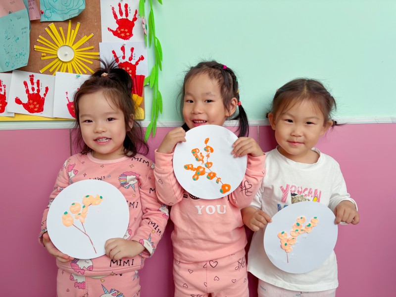 图片2幼儿制作彩泥粘贴画.jpg