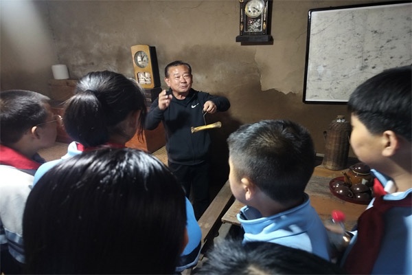 图3同学们仔细观看宣传画和实物.jpg
