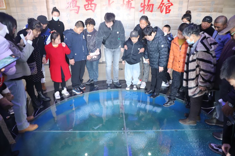2.师生观看鸡西市供水脉络沙盘；.jpg