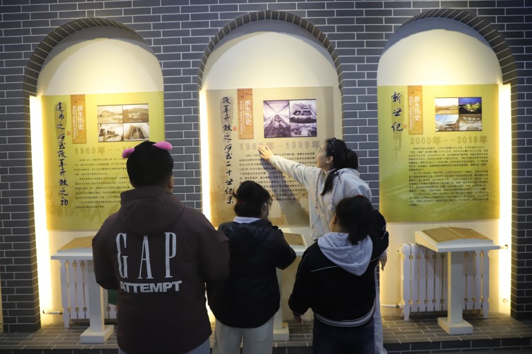 3.教师为学生讲解鸡西市供水工程发展历史；.jpg