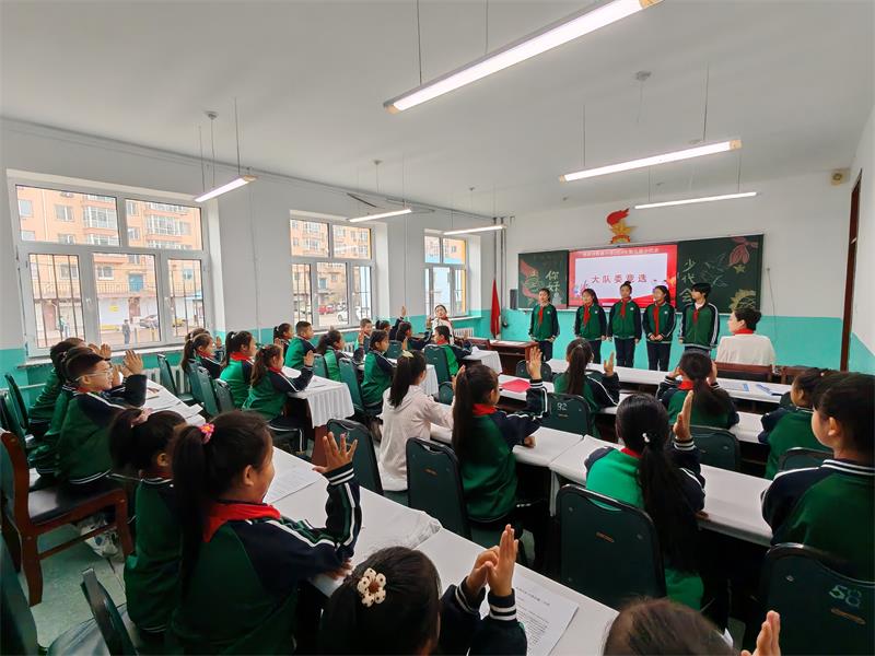 3.学生进行举手表决.jpg