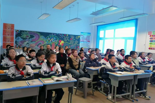 图三：认真听课的家长.jpg