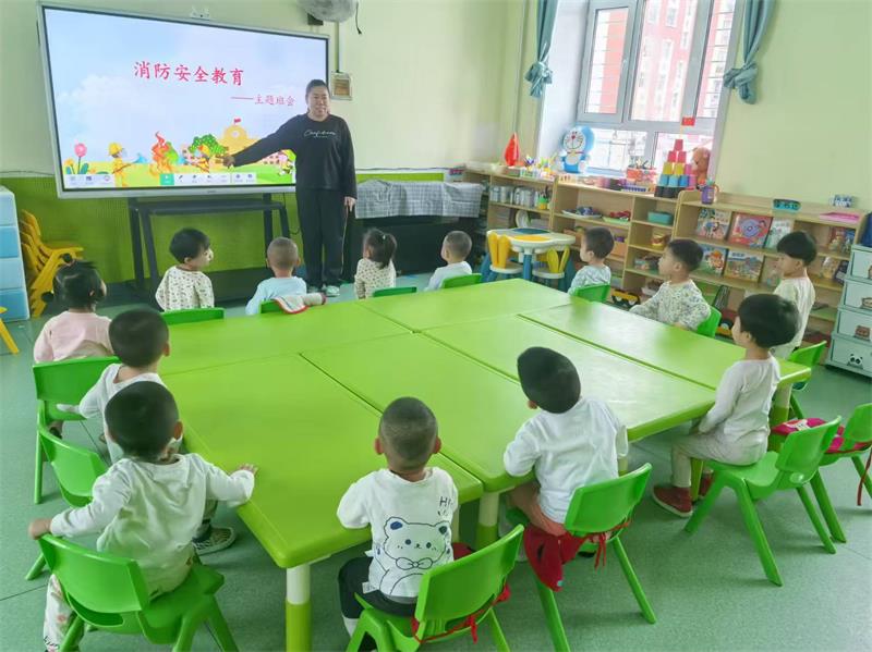 图片一：班级开展消防安全教育.jpg