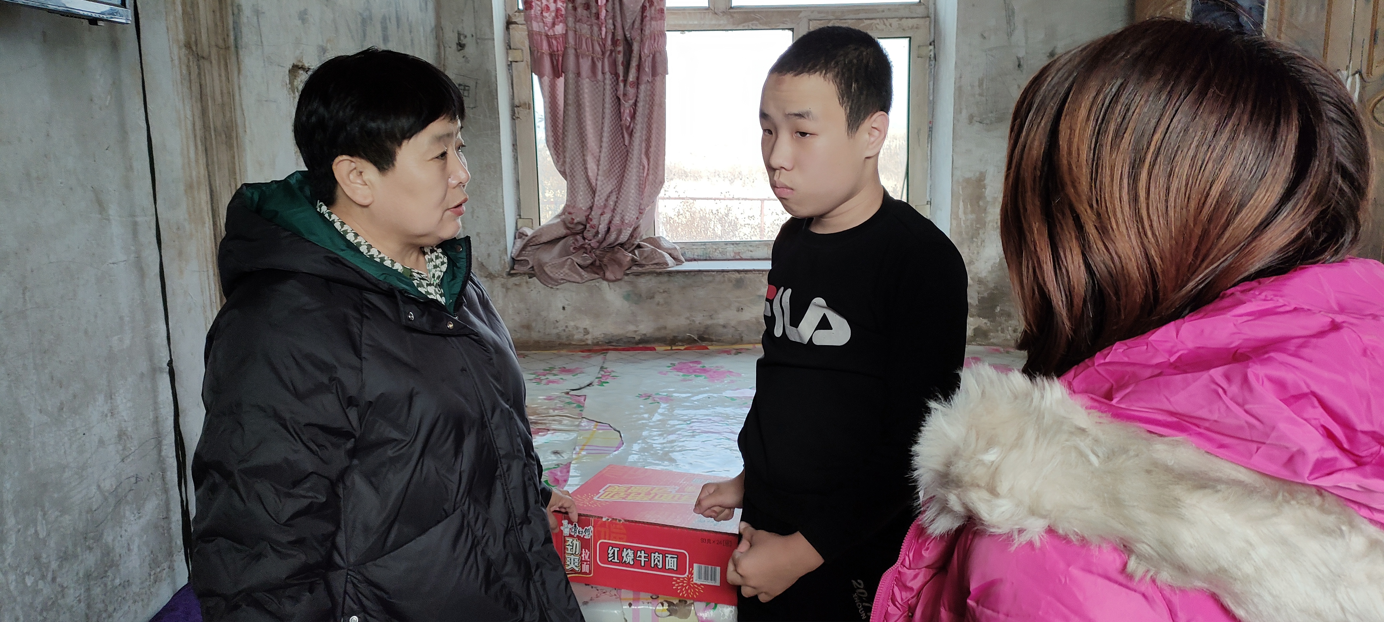 1.书记校长魏春丽到麻山区学生家里送慰问品.jpg