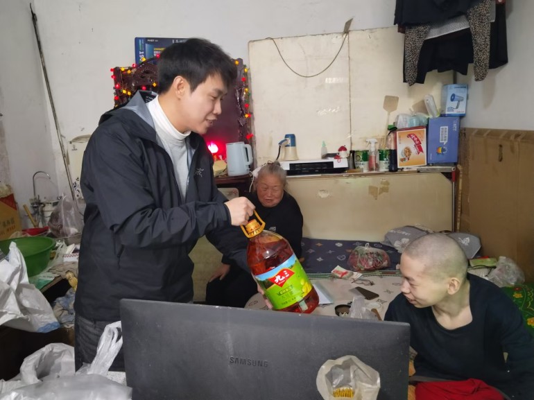 2.教师送慰问品到学生家中.jpg