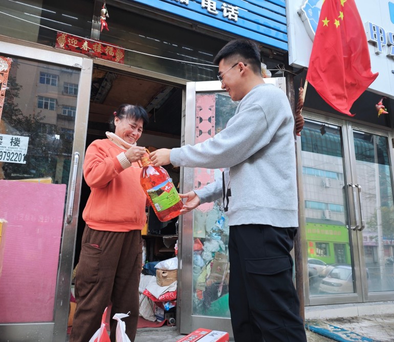 3.教师送慰问品到学生家中.jpg