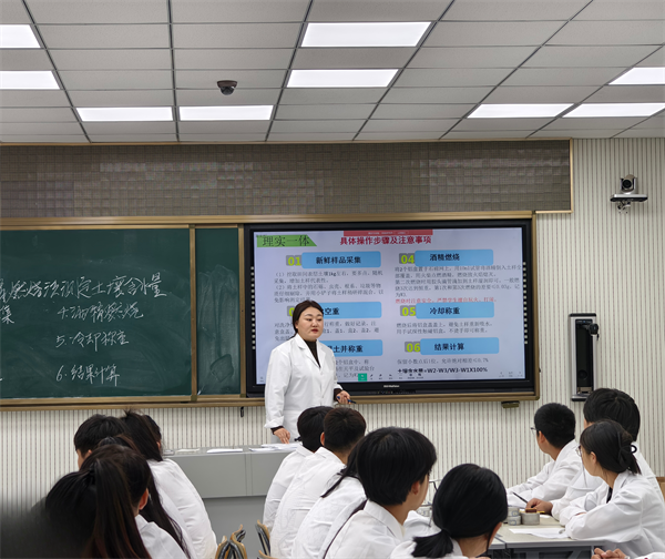 图3作物生产技术专业课教师杨雪老师展示课.png