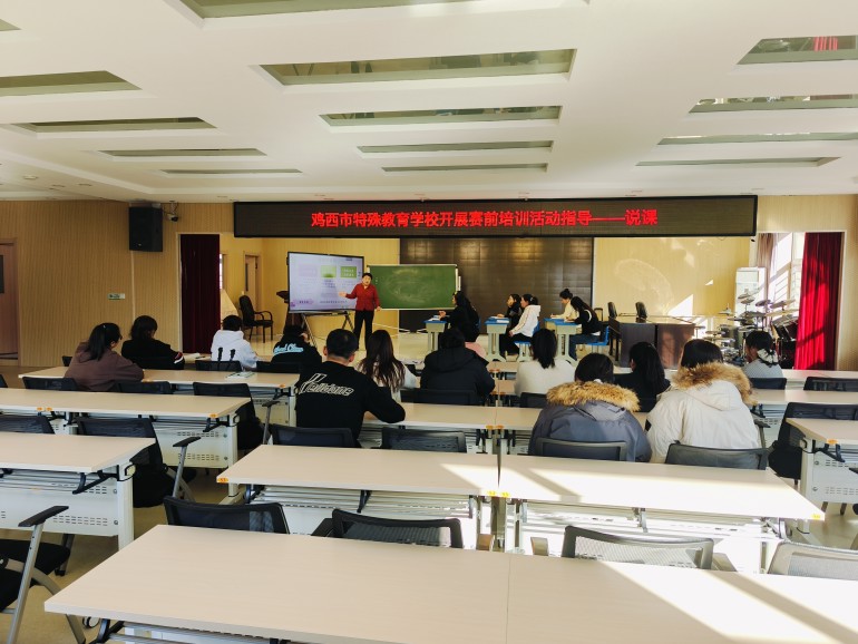 1.书记、校长魏春丽给教师进行业务能力培训.jpg