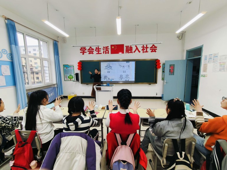 3.启聪部杜晓丽老师进行基础课程讲授；.jpg