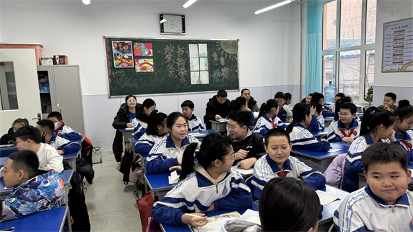 图2教研员听课.jpg