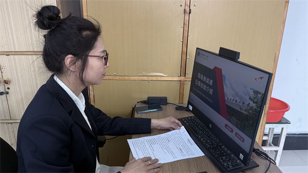 图片1鸡西市第一中学宫喜姝做经验介绍中.jpg
