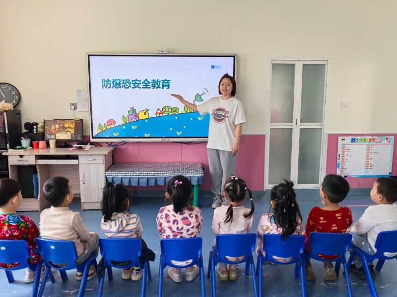 图片一：班级开展防暴恐教育活动.jpg