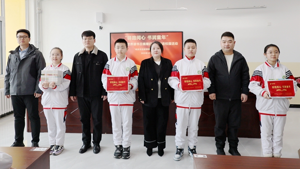 2.学生代表接受赠书.jpg