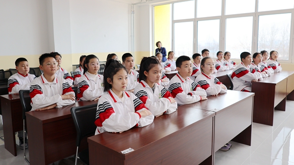 5.学生代表参加赠书仪式.jpg