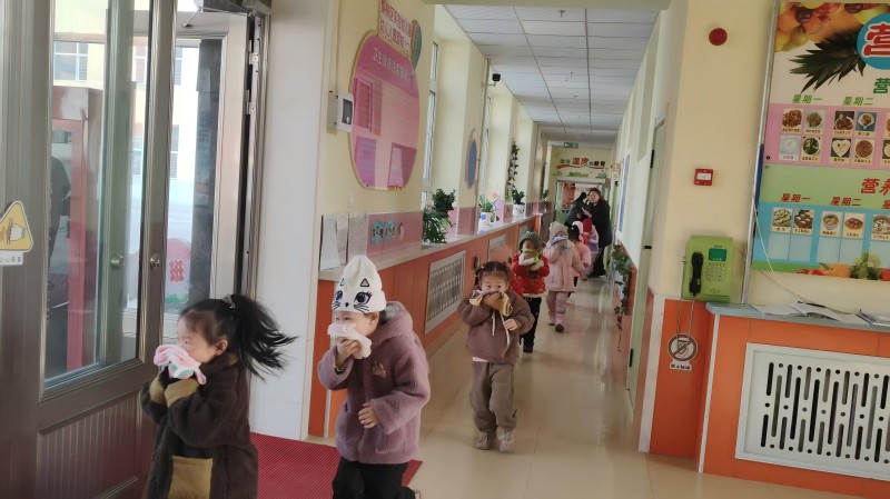 图二；幼儿有序疏散撤离.jpg