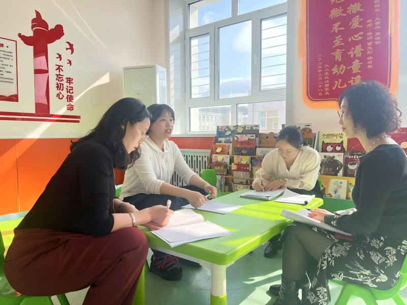 图三：考评组评课.jpg