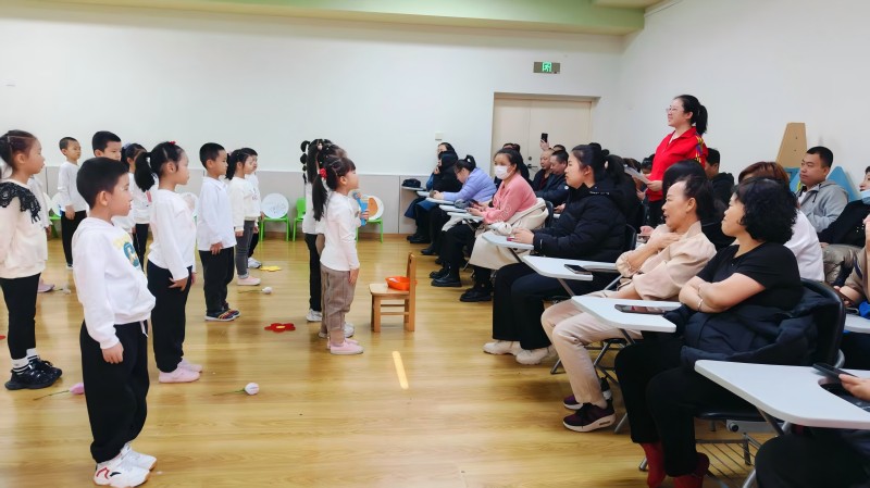 图3：家长观看幼儿成果展示.jpg
