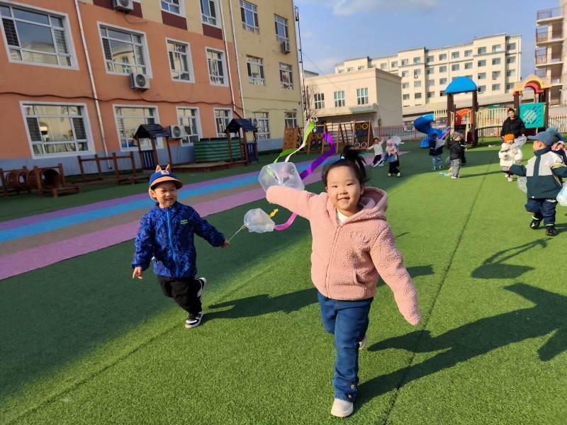 图3：放自制风筝.jpg