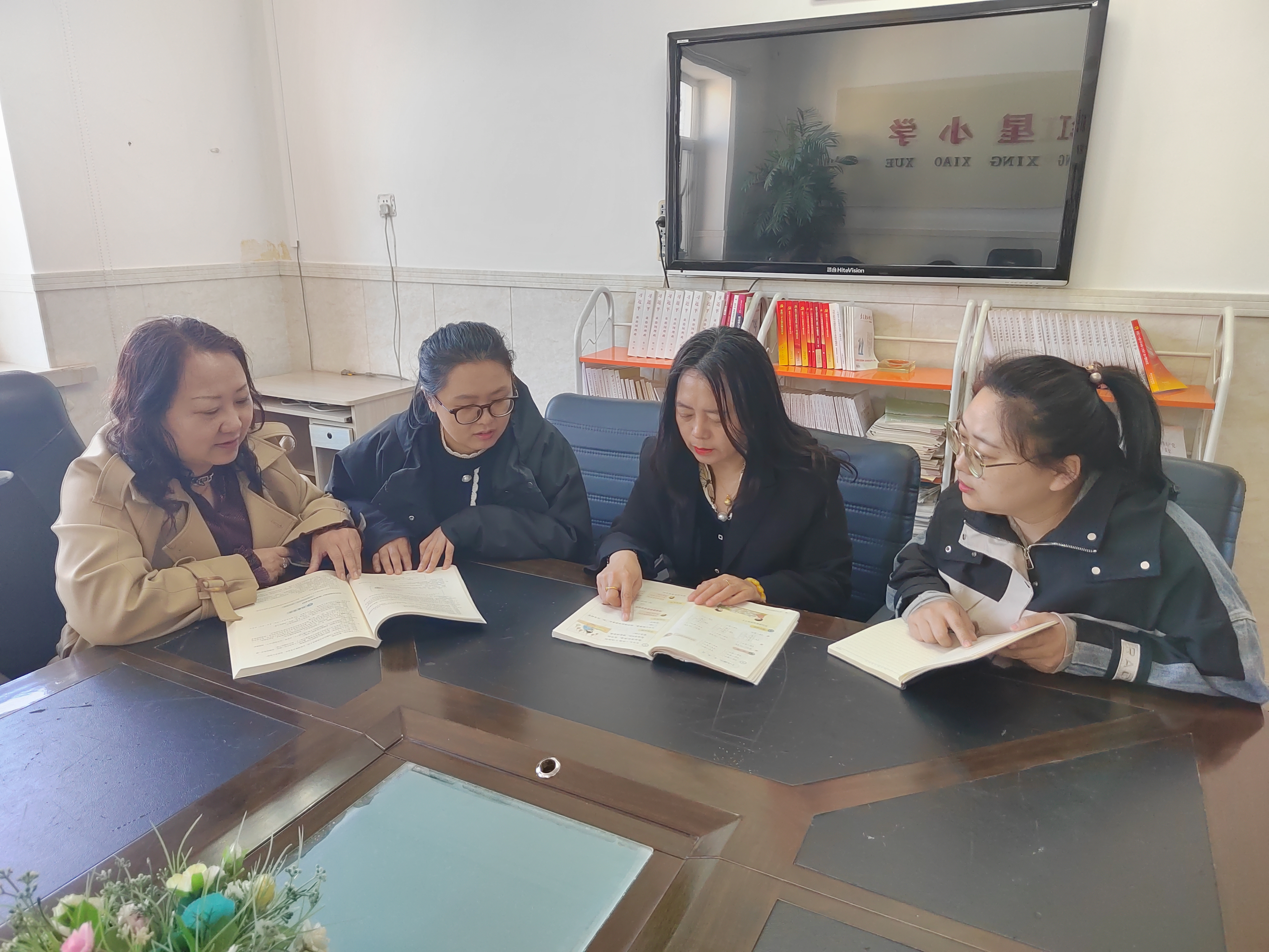 图片1；一学年4位数学教师进行备课.jpg