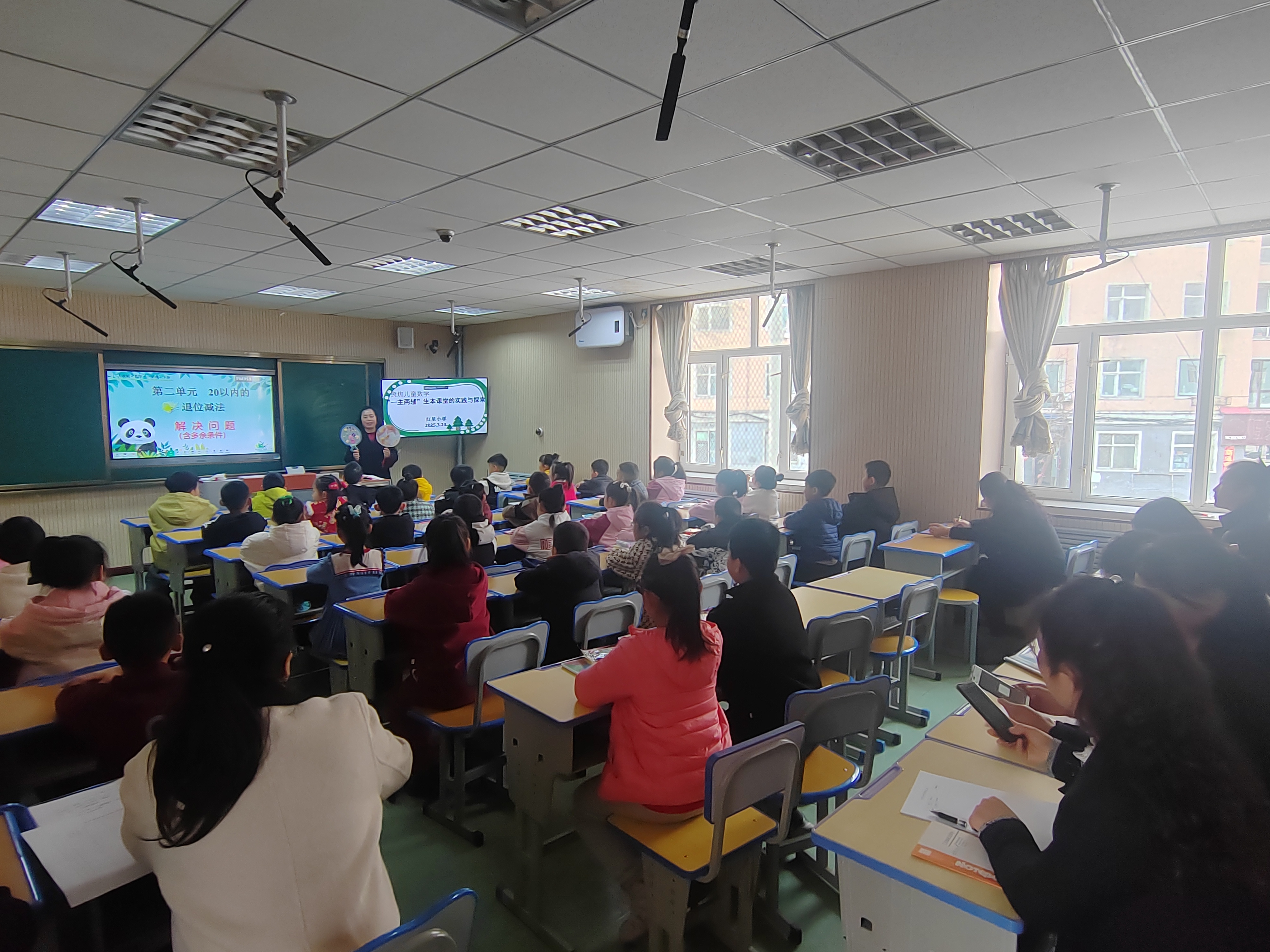 图片2：一年组刘洪艳教师进行课堂教学.jpg