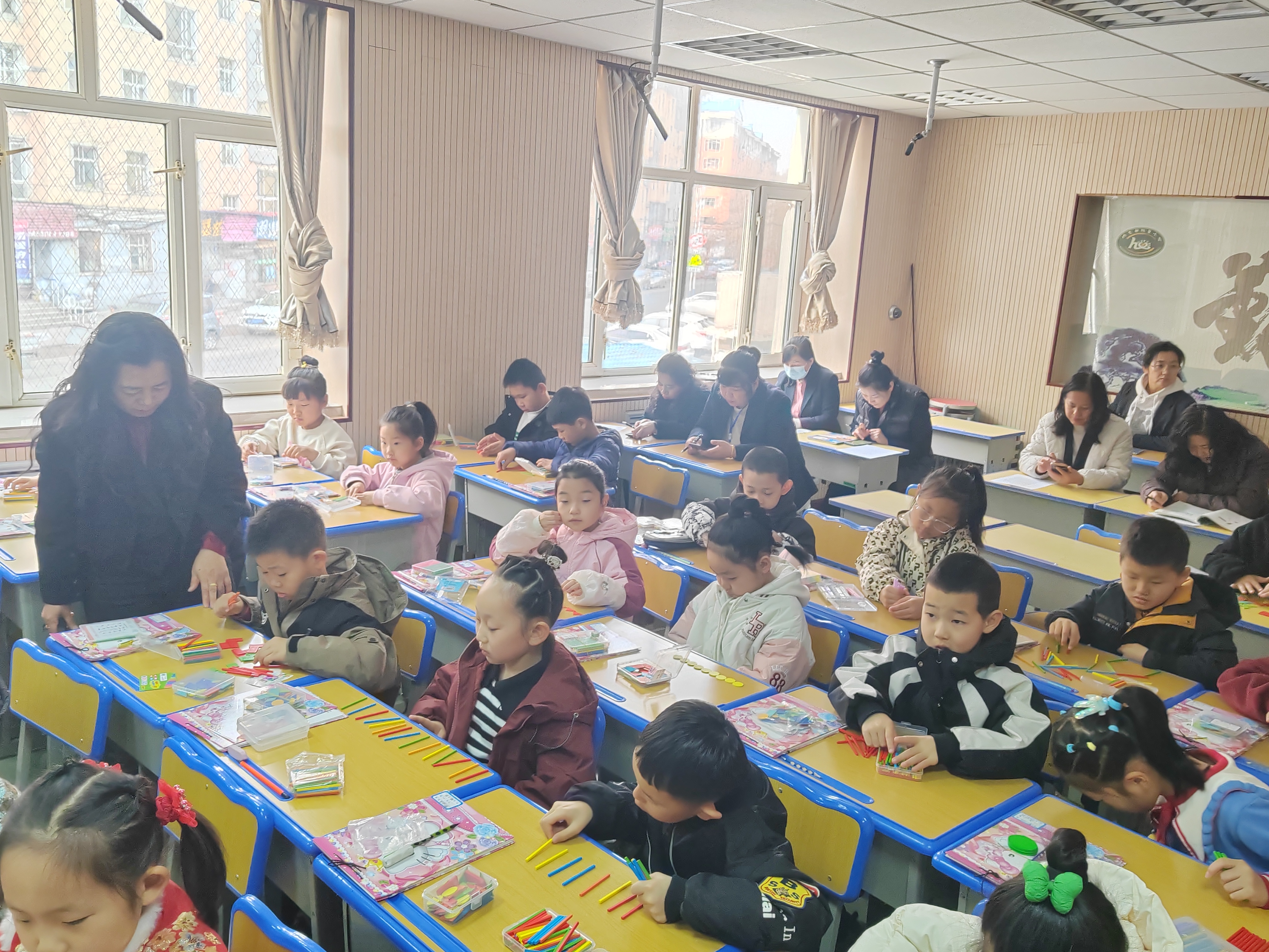 图片3：课堂上学生进行动手操作.jpg