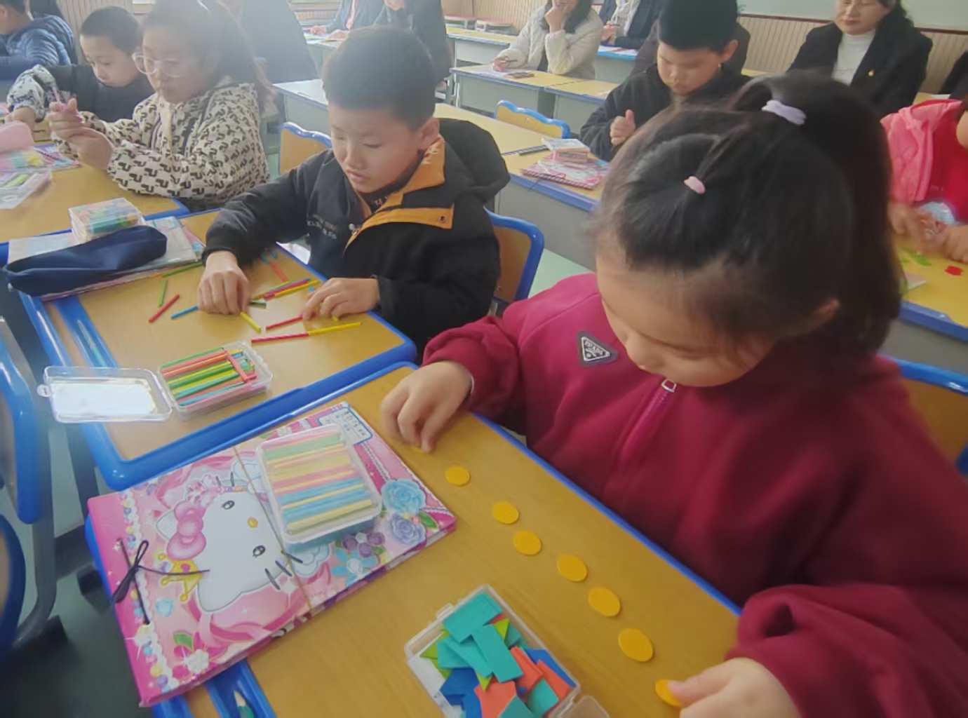 图片4：课堂上学生积极参与数学知识探究.jpg