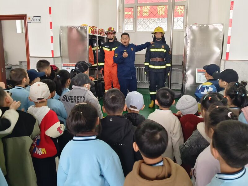 消防宣教人员讲解消防员着装特点.jpg