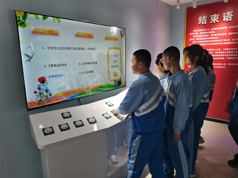 图片3：活动结束后学生参与答题活动.jpg