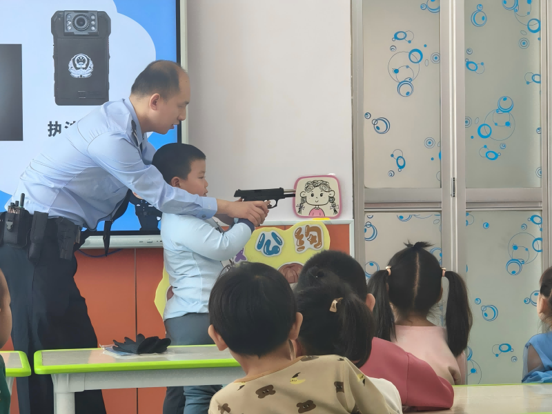 图2:幼儿体验警用器械.png 图2:幼儿体验警用器械.png