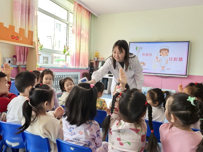 图3:幼儿体验医疗物品.png 图3:幼儿体验医疗物品.png