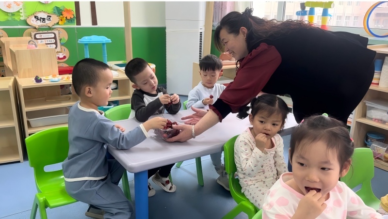 图4:孩子们品尝劳动果实.jpg 图4:孩子们品尝劳动果实.jpg