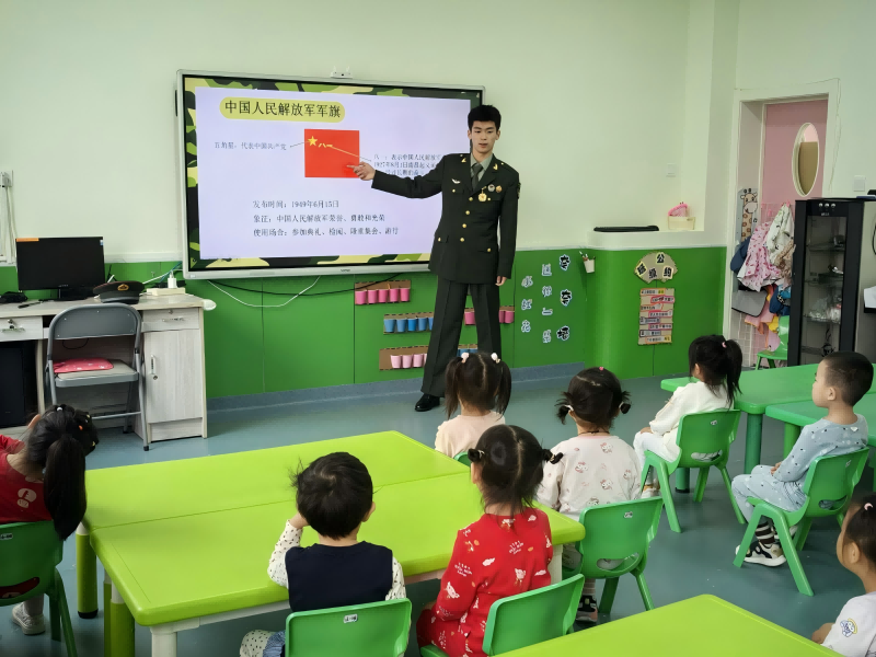 图1：军人家长带孩子们认识军旗.png