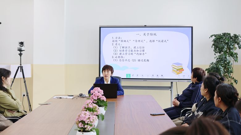 1卢阳老师进行育儿经验分享.jpg