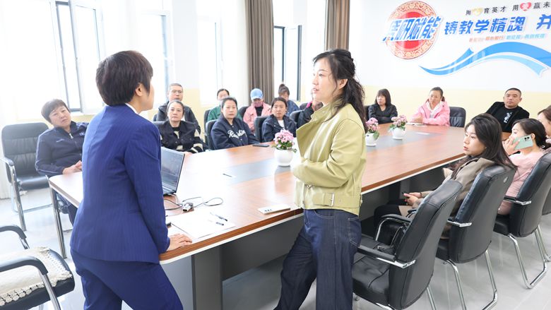 2与家长交流.JPG