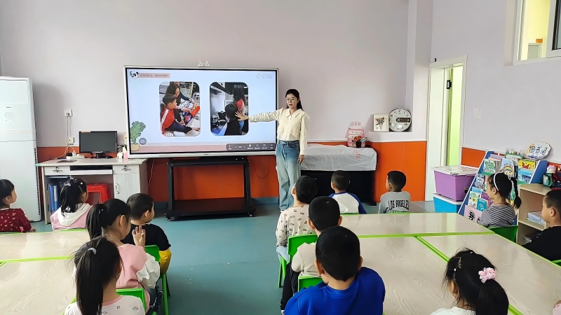 图1：教师讲述母亲的伟大.jpg