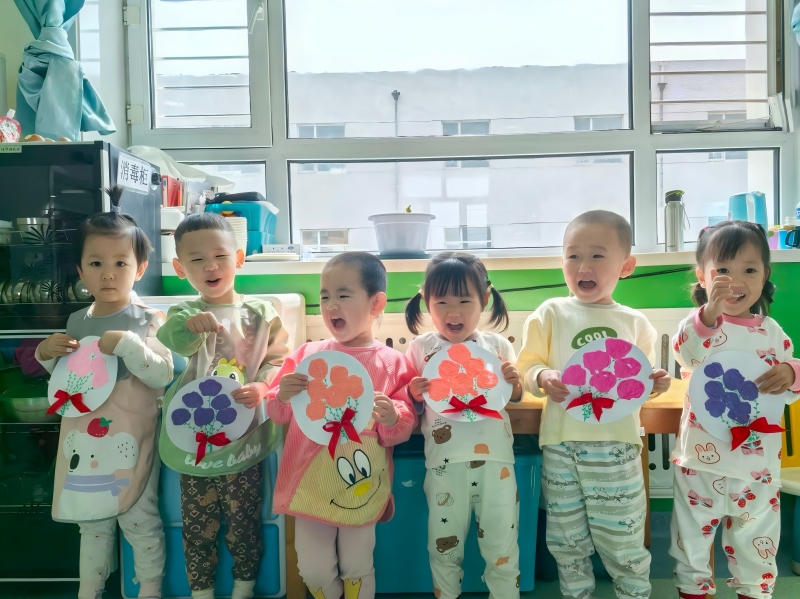 图3：幼儿制作的感恩礼物.jpg