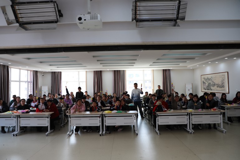 2..学校开展社会实践活动；.jpg