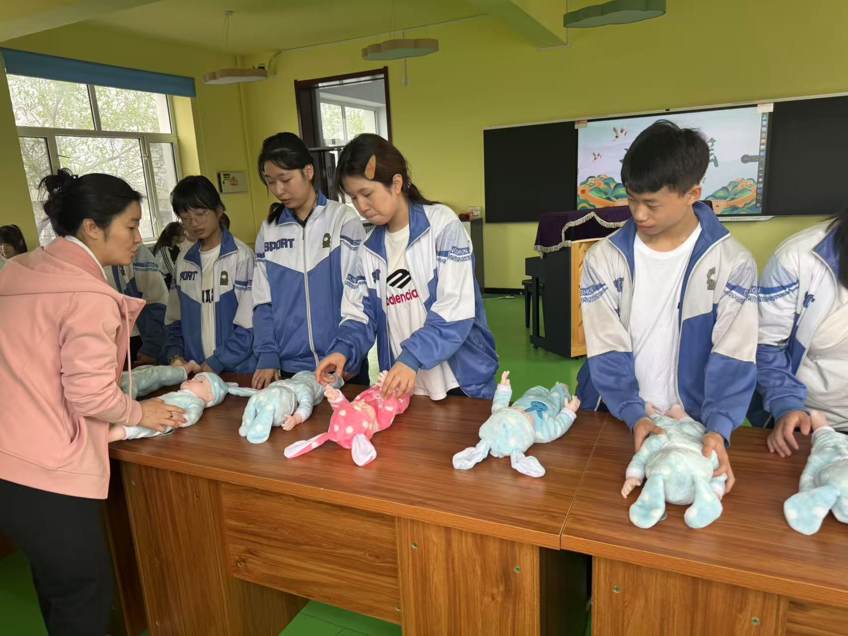 幼儿保育体验课之育婴师.jpg
