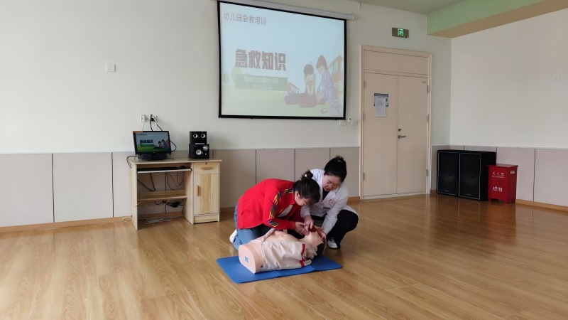 图片三：医护人员通过人体模型进行示范操作.jpg