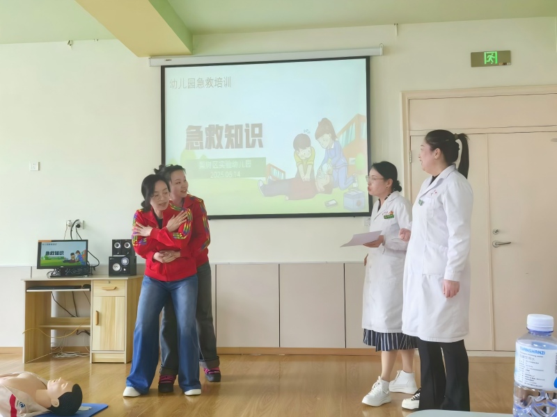图片四：教师实操海姆立克急救法.jpg