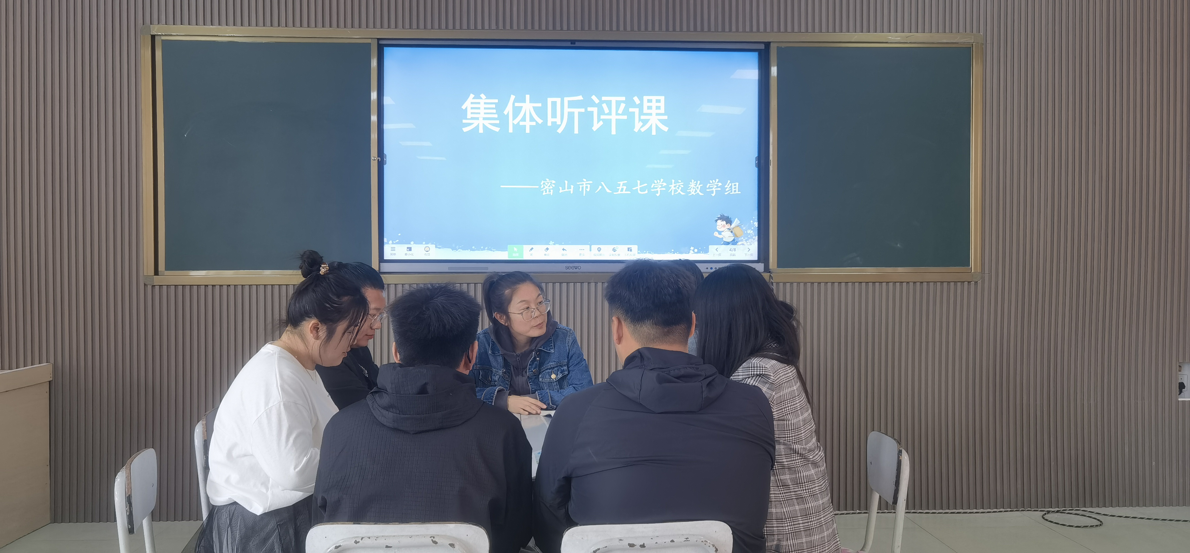 图片4：教研组教师结合展示课进行全面细致的听评课反思.jpg
