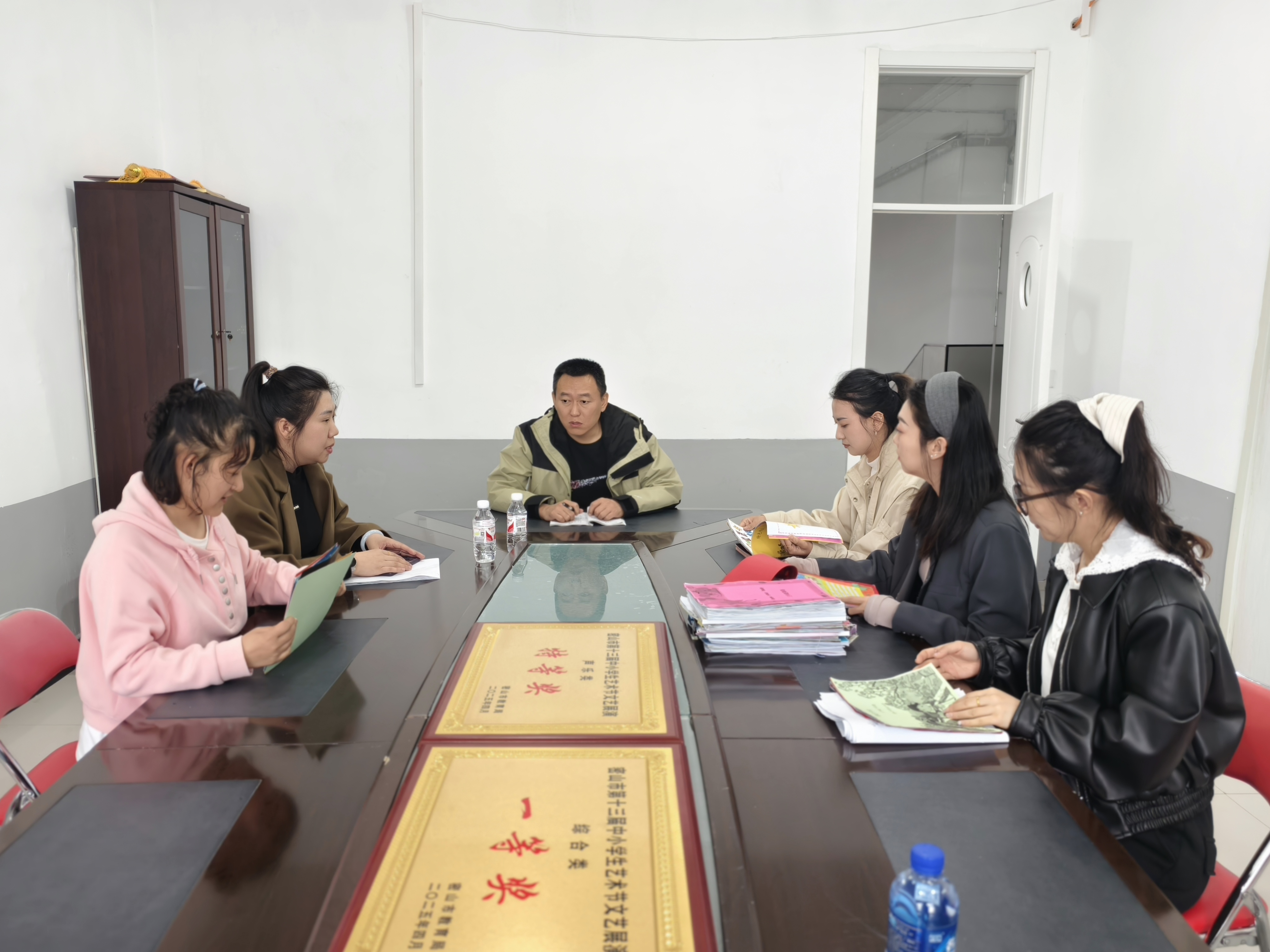 图片5：教研组教师评课并提出了自己的见解和建议.jpg