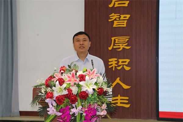 图6和平小学校长宋俊龙做专题经验交流.jpg