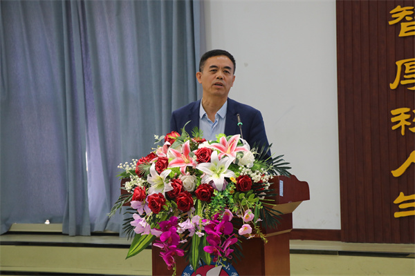 图7教研员李之印做专题讲座.jpg