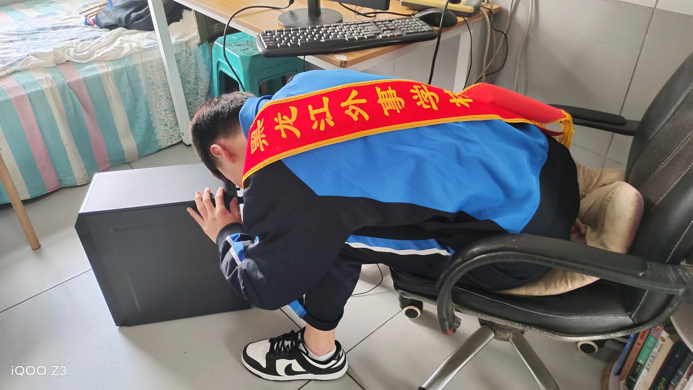 学生为社区居民维修电脑.jpg