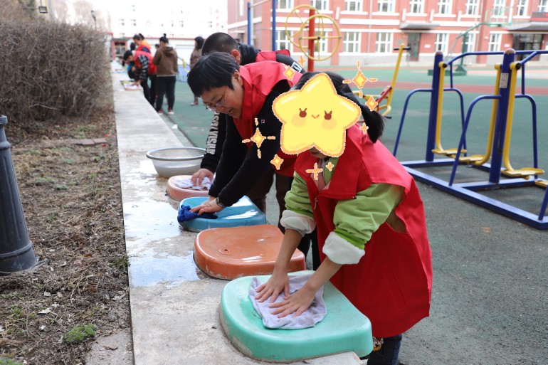 2.学生们共同维护校园卫生.jpg